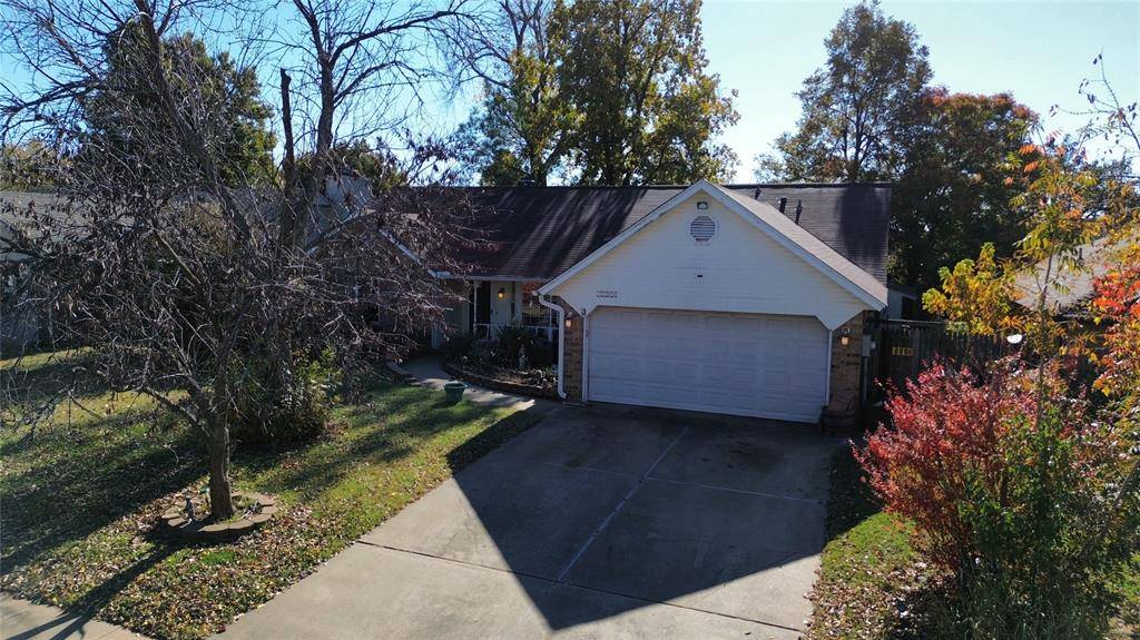 2108 Shorewood LN, Edmond, OK 73003