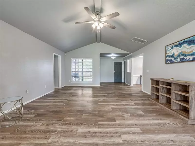 1523 E Twin Brook TER, Mustang, OK 73064