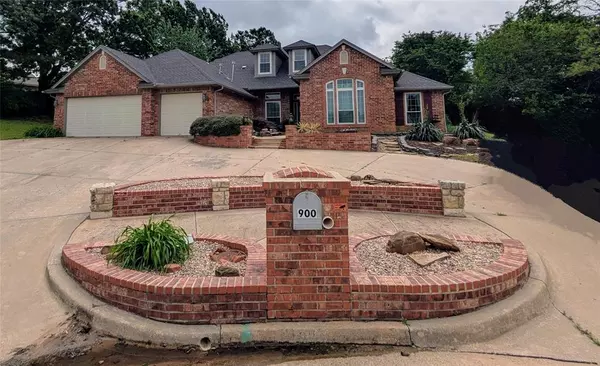 900 Walnut PL, Norman, OK 73072