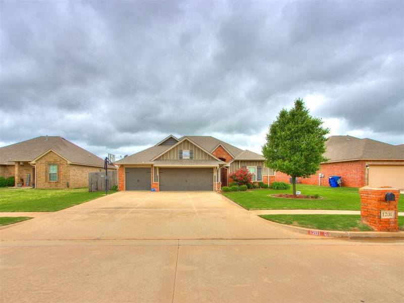 1201 N Vicksburg TER, Mustang, OK 73064
