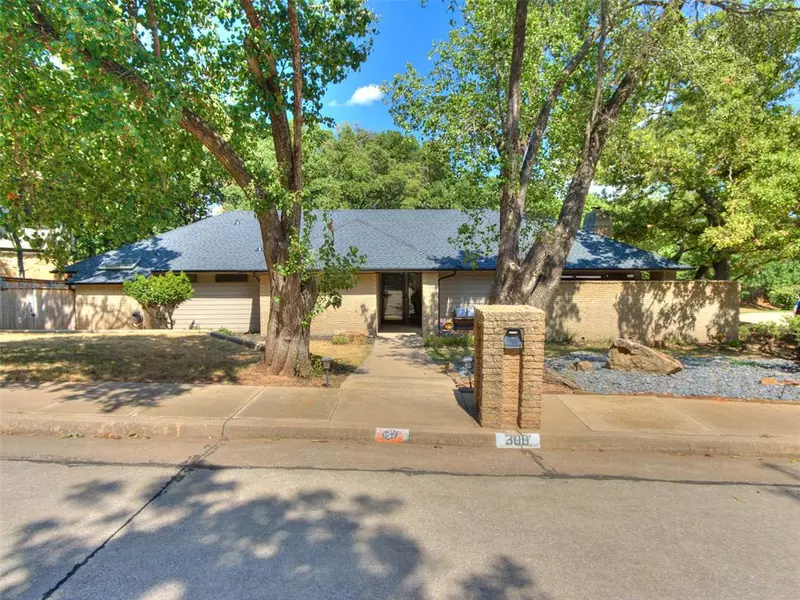 300 Crown Colony RD, Edmond, OK 73034