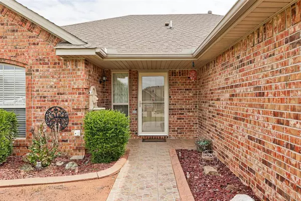 Mustang, OK 73064,520 E Juniper LN