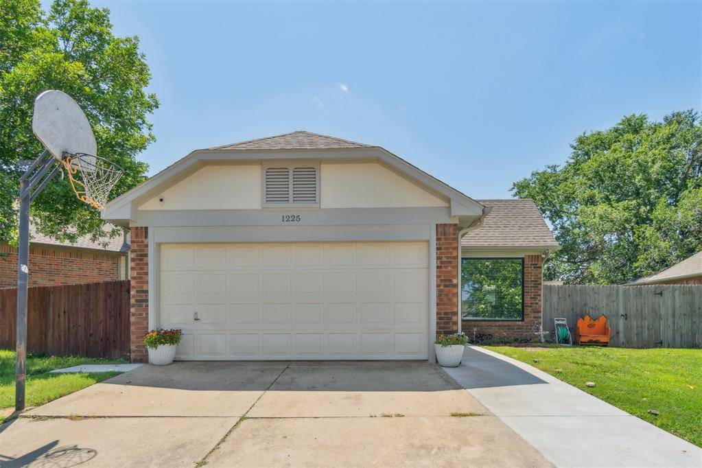 1225 Clover RD, Moore, OK 73160