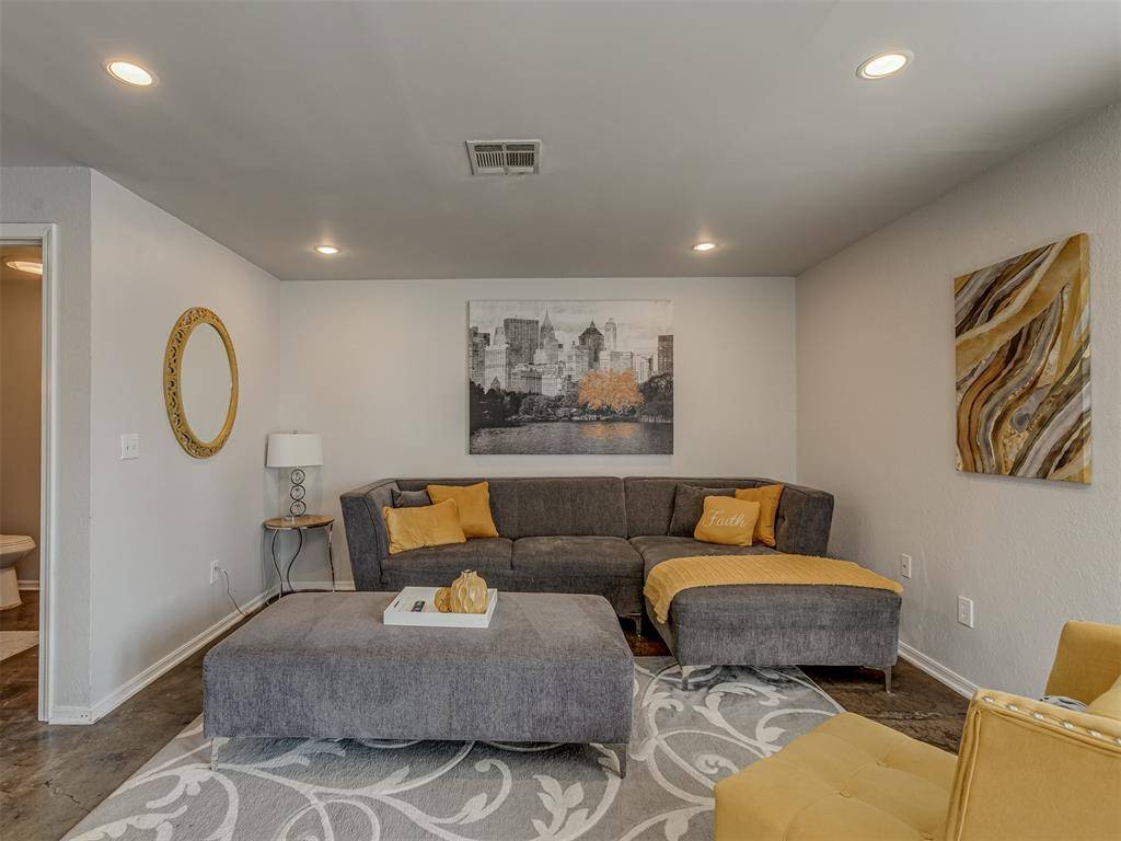 Oklahoma City, OK 73106,901 NW 7th ST #206