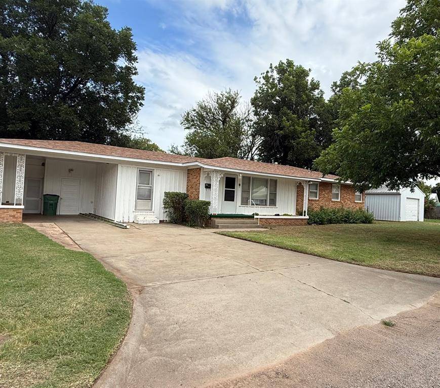 1906 N Pennsylvania AVE, Mangum, OK 73554