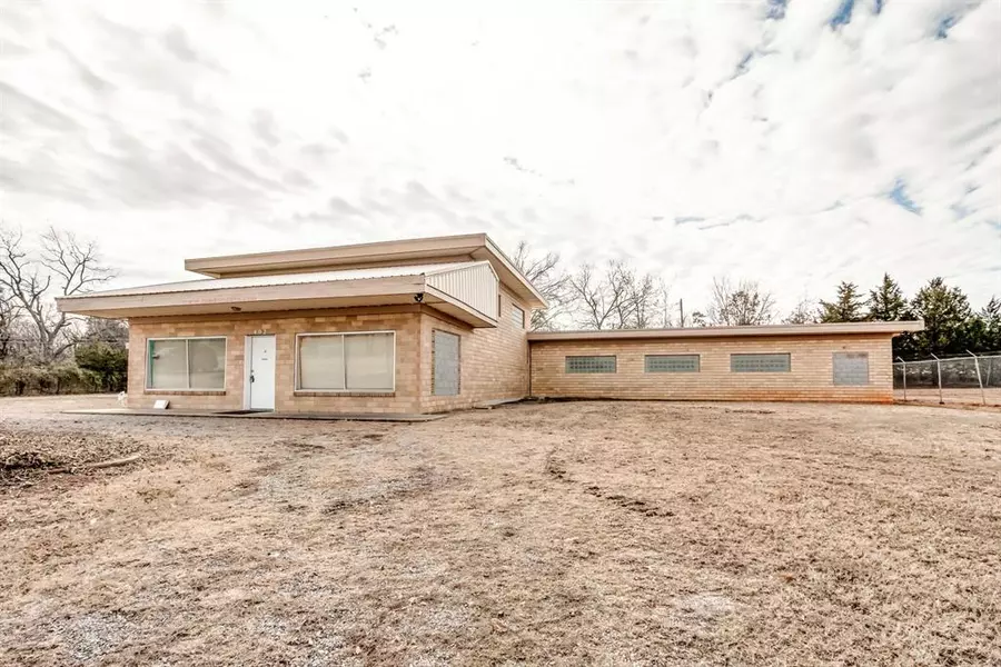 402 W Highland ST, Tecumseh, OK 74873