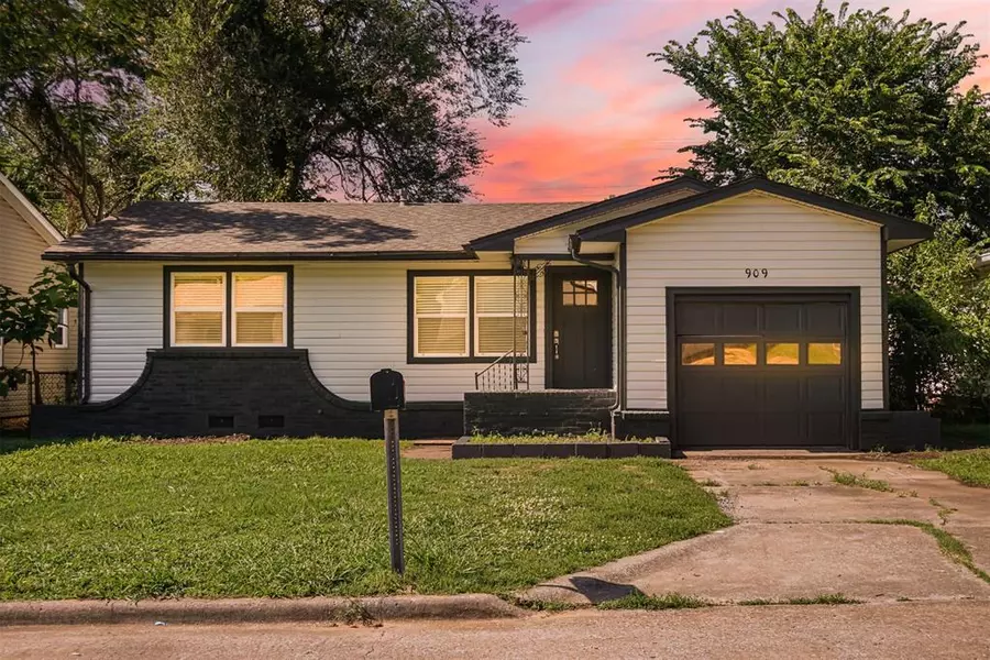 909 Buck DR, Shawnee, OK 74801