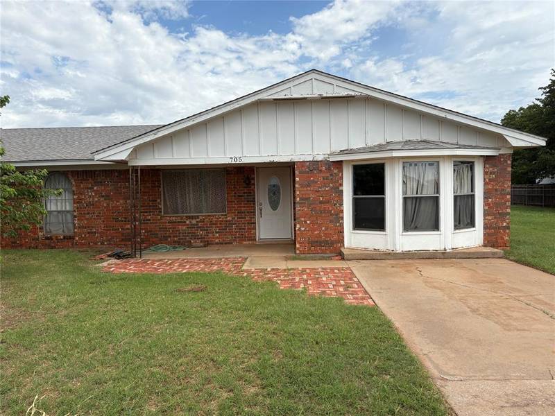 705 E Benton AVE, Sayre, OK 73662