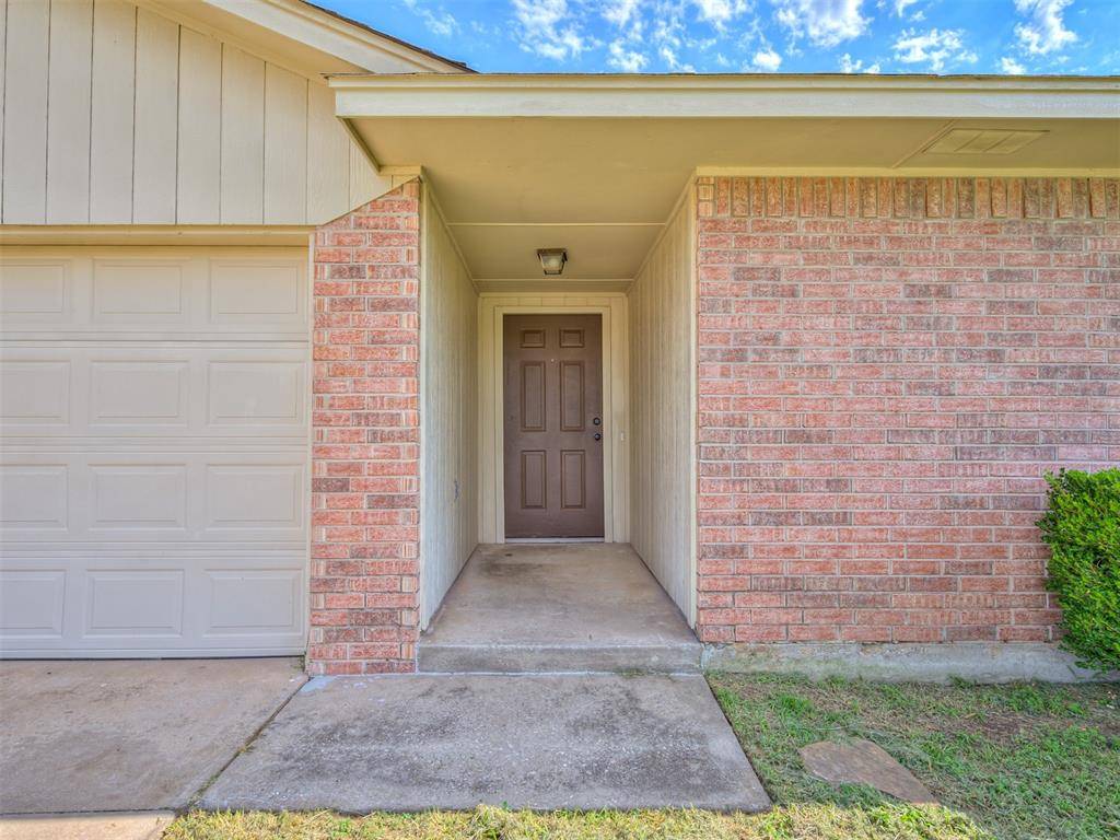 949 N Windermere DR, Moore, OK 73160