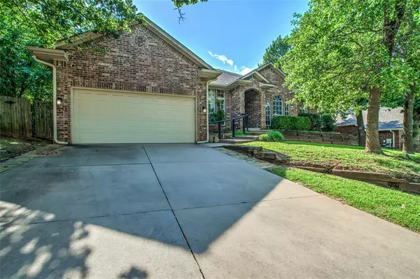 705 N Creek DR, Edmond, OK 73034