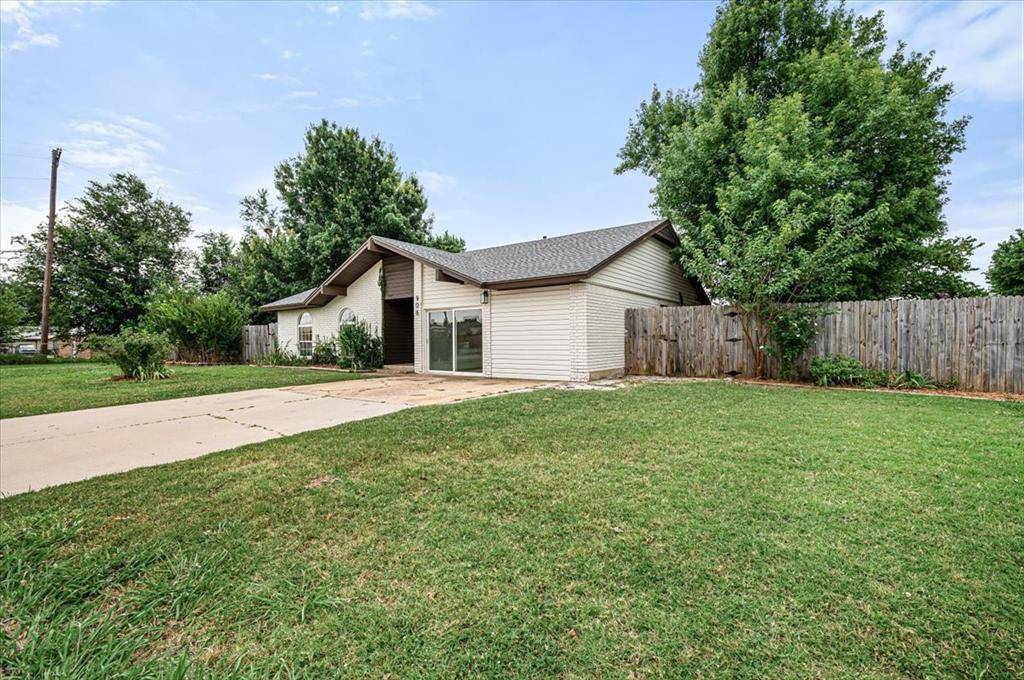 908 NW 12th ST, Moore, OK 73160