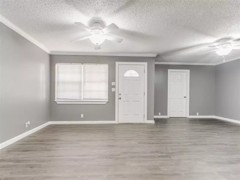 425 W Linden DR, Mustang, OK 73064