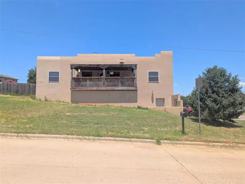 1405 Redstone DR, Clinton, OK 73601