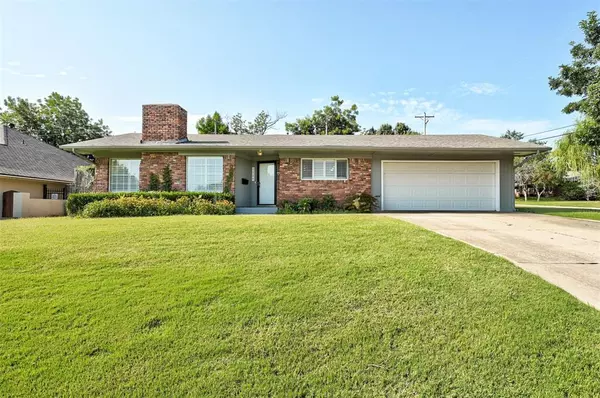 1224 Mulberry LN, Nichols Hills, OK 73116