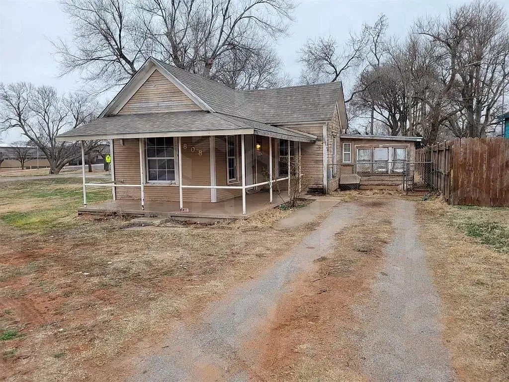 Elk City, OK 73644,808 W B AVE