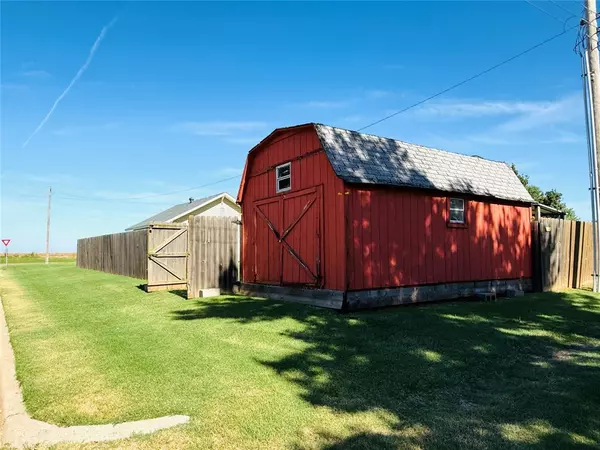 Hinton, OK 73047,529 S Marion AVE