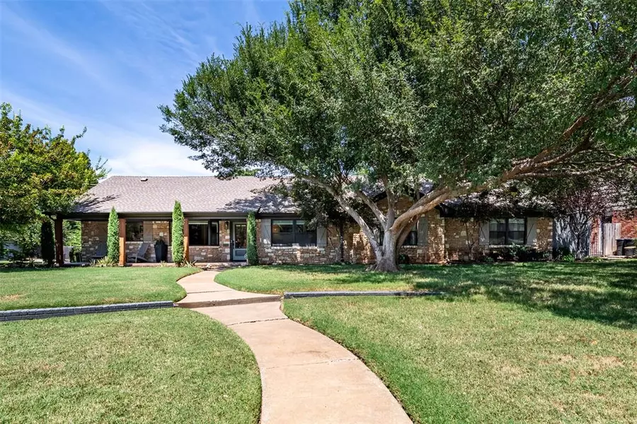 1723 Drakestone AVE, Nichols Hills, OK 73120