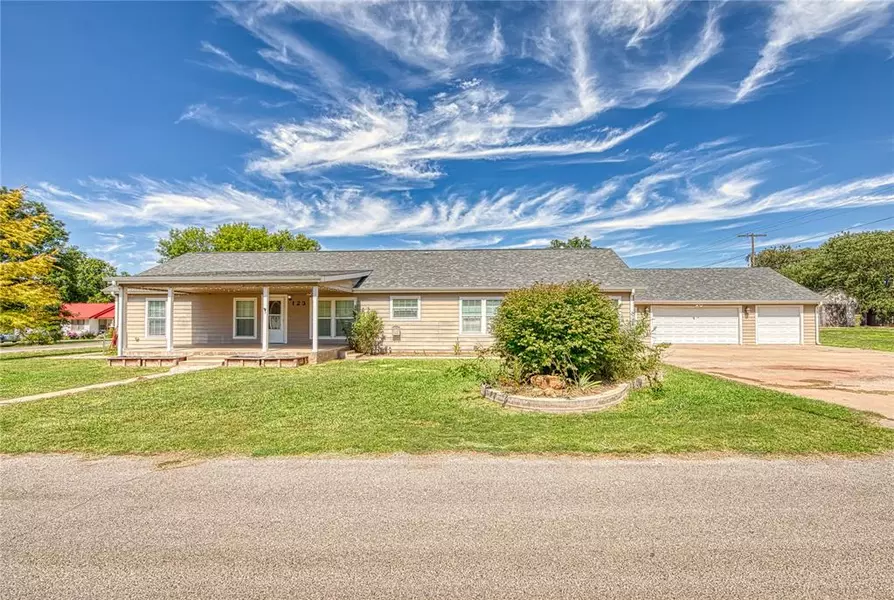 123 W GRAND AVE, Sayre, OK 73662