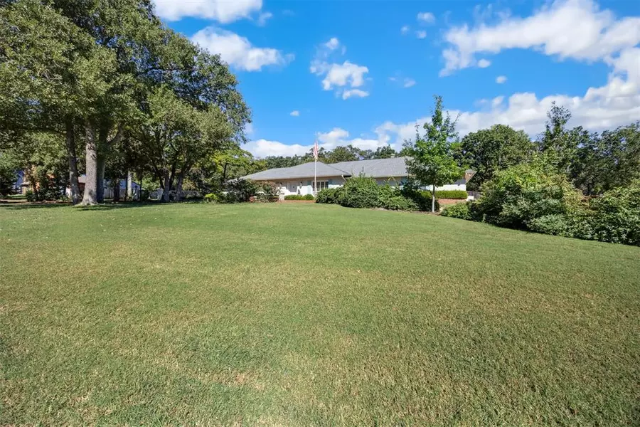 2417 Rosewood LN, Edmond, OK 73013