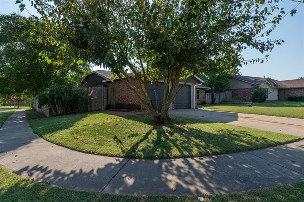 Moore, OK 73160,900 Cottonwood DR
