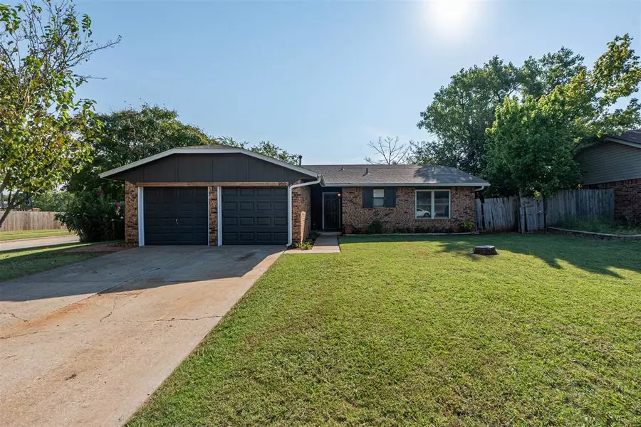 900 Cottonwood DR, Moore, OK 73160