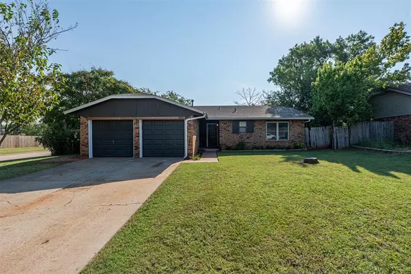 Moore, OK 73160,900 Cottonwood DR