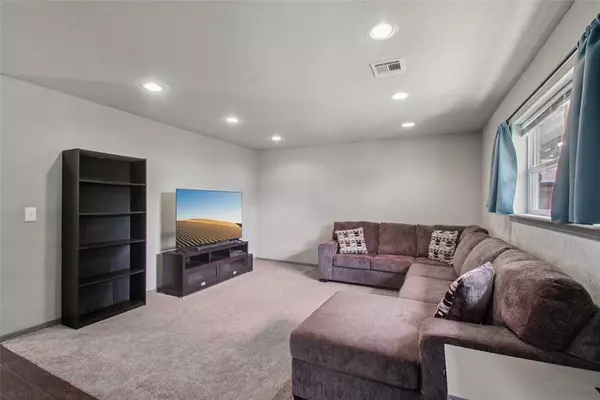 Moore, OK 73160,916 NE 6th ST