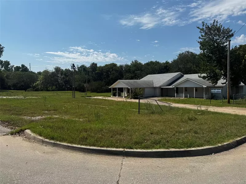 915 E Oakland ST, Shawnee, OK 74801