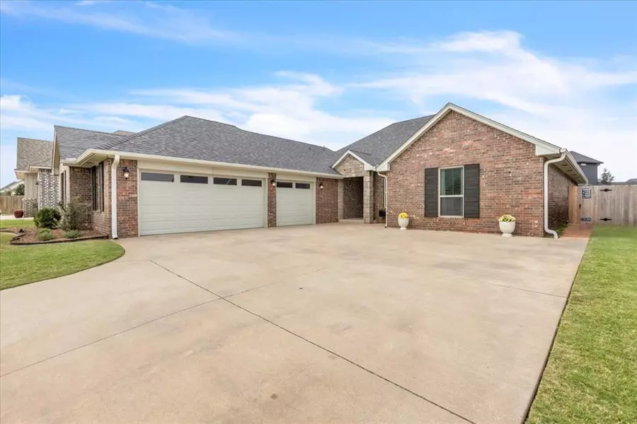 10809 Mountain Fork DR, Yukon, OK 73099