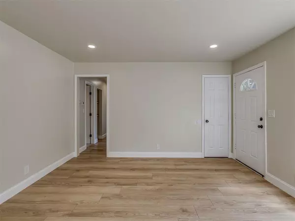 Mustang, OK 73064,421 E Hillcrest LN