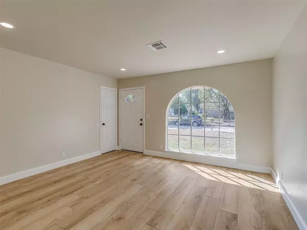 Mustang, OK 73064,421 E Hillcrest LN