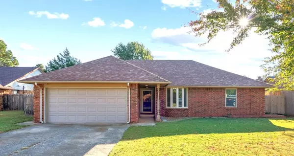 3824 Sunward CIR, Yukon, OK 73099