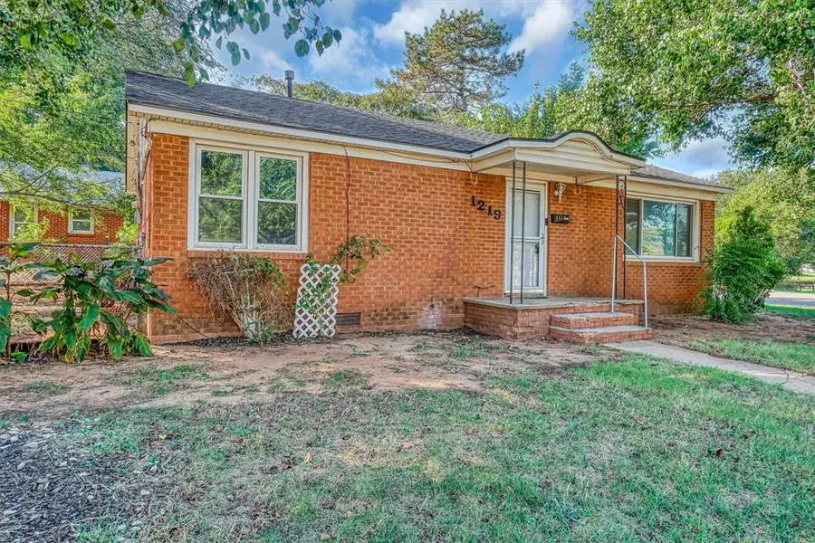 1219 Crestview DR, Elk City, OK 73644