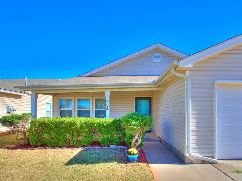 904 Periwinkle DR, Yukon, OK 73099