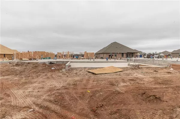 11820 Loren Brook LN, Yukon, OK 73099