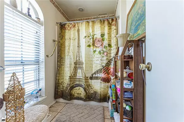 103 Wolf LN, Tuttle, OK 73089