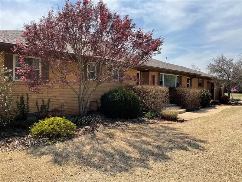 2827 W Grand AVE, Chickasha, OK 73018