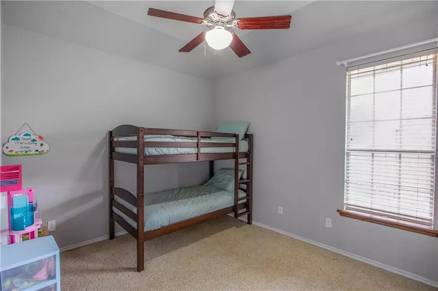 541 E Elder LN, Mustang, OK 73064