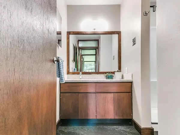 207 W Quapaw ST, Lindsay, OK 73052