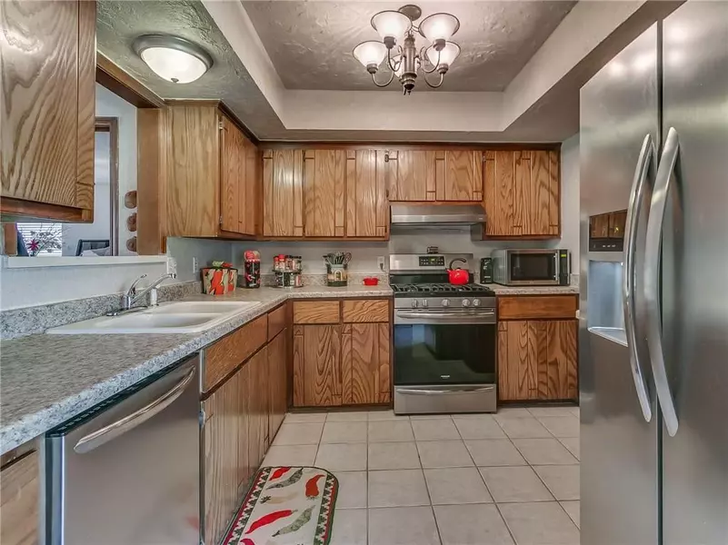 125 Lochwood PL, Yukon, OK 73099