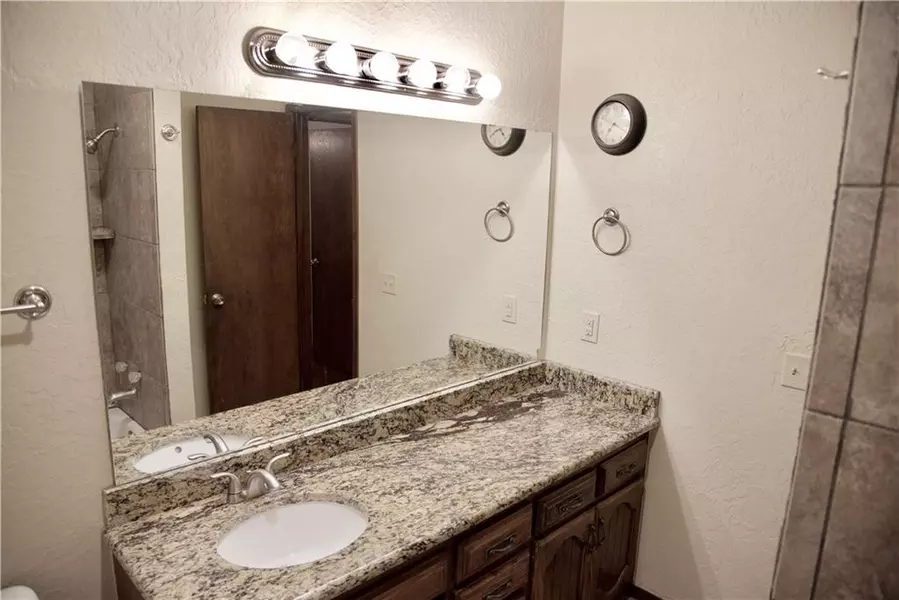 1601 Saber LN, Weatherford, OK 73096