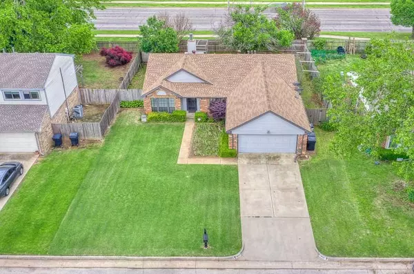 10112 Hollyhead WAY, Yukon, OK 73099