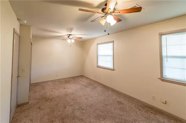 324 Hoover CIR, Elk City, OK 73644