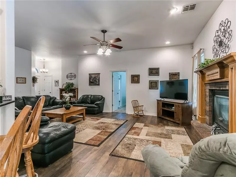 621 Lakeside DR, Noble, OK 73068