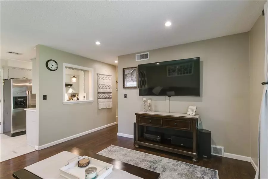 5616 NW 61st ST, Warr Acres, OK 73122