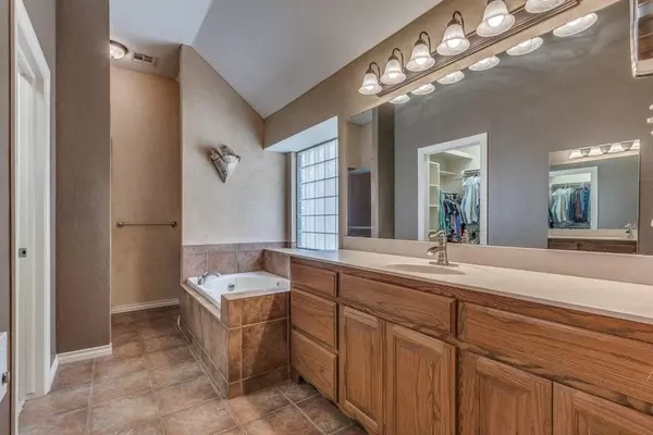 11801 Cherry Point LN, Yukon, OK 73099