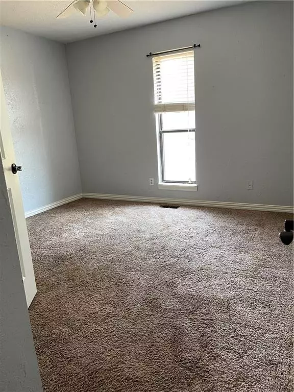 1215 Pin Oak DR, Guthrie, OK 73044