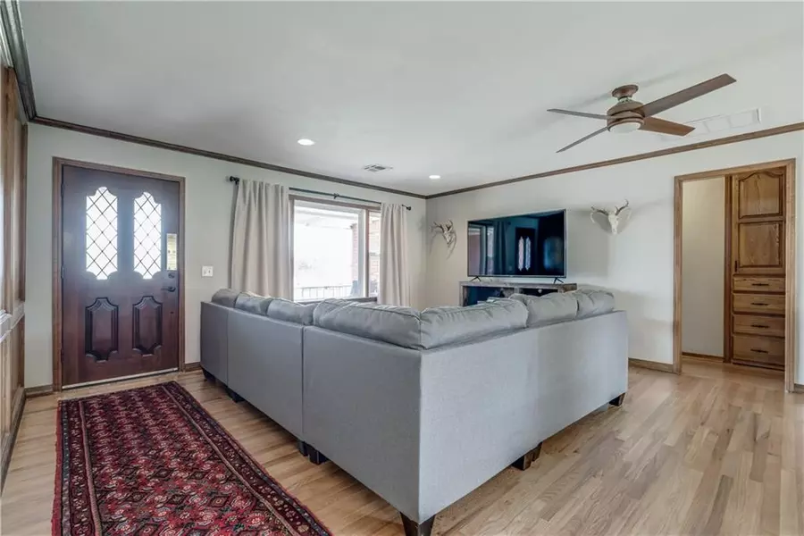 10001 Ridgeview Dr DR, The Village, OK 73120