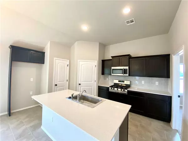 1002 Tarry Town DR, Chickasha, OK 73018