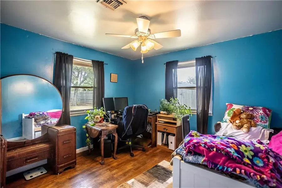 719 E Tom Stafford, Weatherford, OK 73096